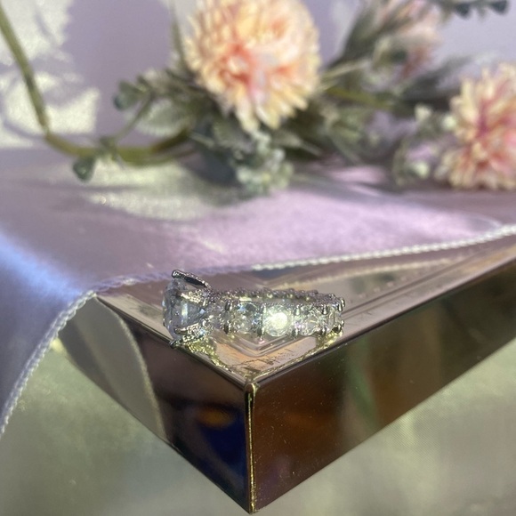 Simulated Diamonds Exaggerated  vintage Beautiful Ring - Picture 8 of 10